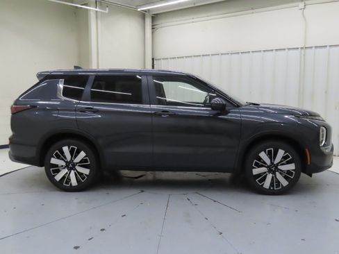New 2025 Mitsubishi Outlander SE image 2