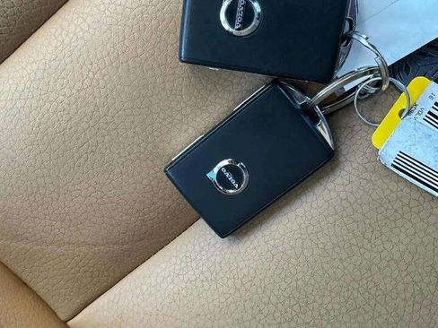 Used 2016 Volvo XC90 T6 Momentum image 32