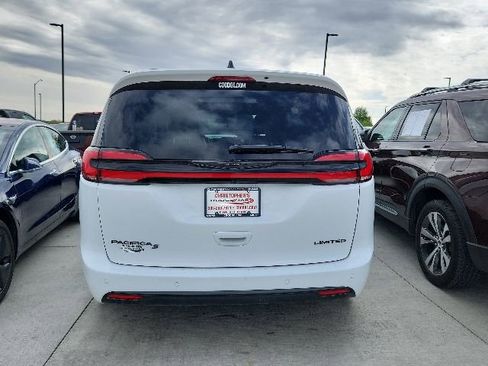 Used 2025 Chrysler Pacifica Limited FWD image 2