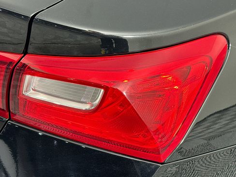 Used 2021 Chevrolet Malibu LS image 33