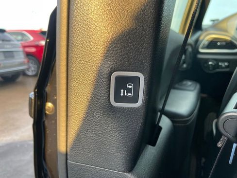 Used 2025 Chrysler Pacifica Limited image 58