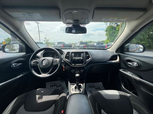 Used 2016 Jeep Cherokee Sport FWD image 14