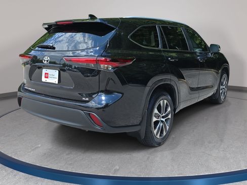 Used 2024 Toyota Highlander XLE FWD image 5