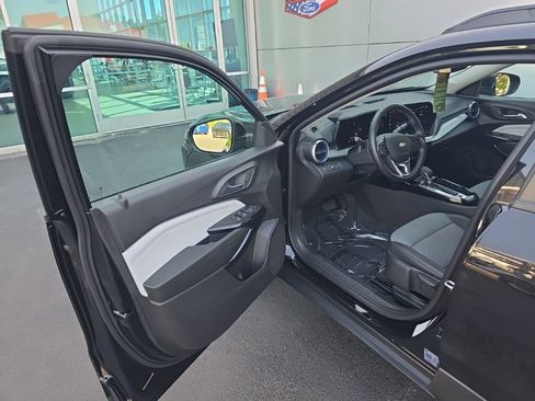 Used 2025 Chevrolet Trax LT w/ LT Convenience Package FWD image 9