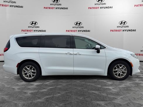 Used 2023 Chrysler Voyager LX FWD image 2