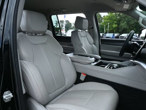 Used 2024 Jeep Wagoneer Series II w/ Flexible Seating Group AWD/4WD image 23