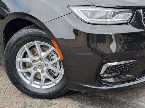 Used 2023 Chrysler Pacifica Touring-L FWD image 11