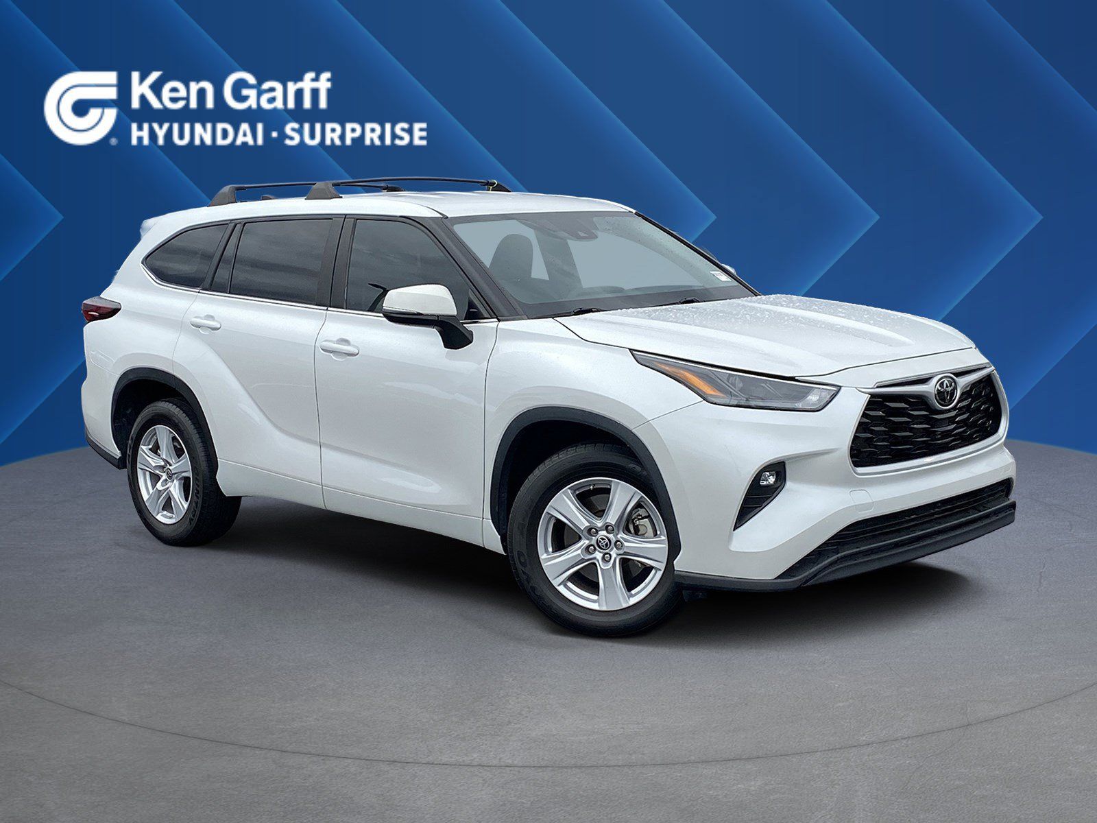 Used 2024 Toyota Highlander LE FWD image 1