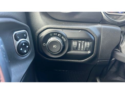 Used 2021 Jeep Wrangler Unlimited Sahara AWD/4WD image 13