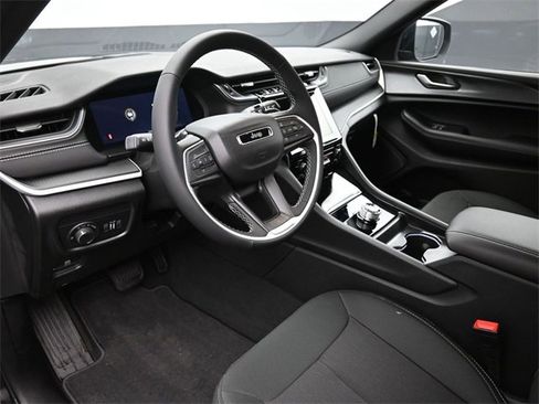 New 2025 Jeep Grand Cherokee Laredo image 12