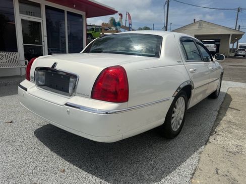 Used 2003 Lincoln Town Car Executive RWD image 11