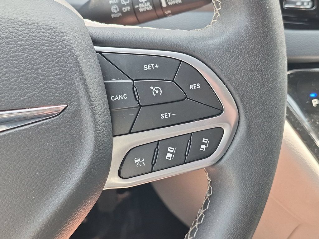 Used 2023 Chrysler Pacifica Touring-L FWD image 20