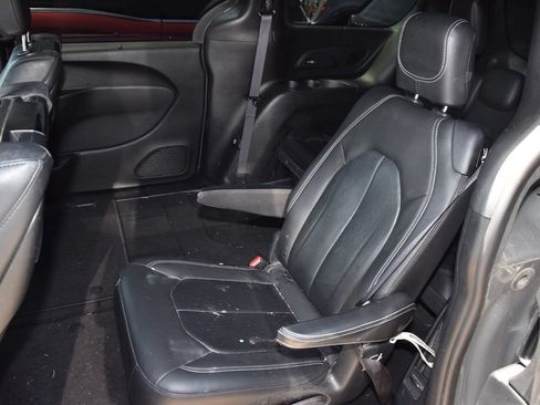 Used 2021 Chrysler Pacifica Touring-L w/ Uconnect Theater Family Group FWD image 10