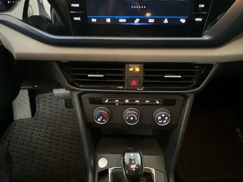 Used 2022 Volkswagen Taos SE w/ Driver Assistance Package FWD image 17