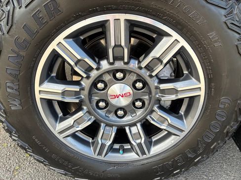 Used 2024 GMC Sierra 1500 AT4 w/ Technology Package AWD/4WD image 15