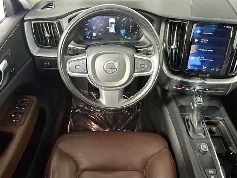 Used 2018 Volvo XC60 T5 Momentum w/ Vision Package image 12