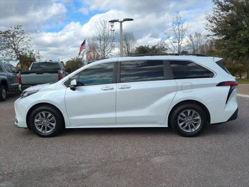 Certified 2022 Toyota Sienna XLE image 3