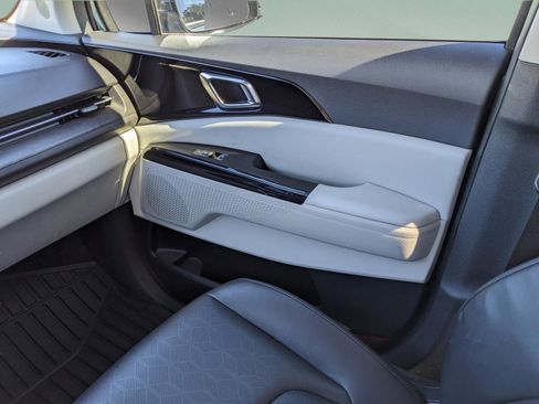 Used 2023 Kia Carnival EX image 20