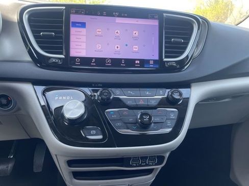 Used 2023 Chrysler Pacifica Touring-L FWD image 24