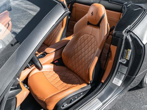 Used 2015 Ferrari California T image 9