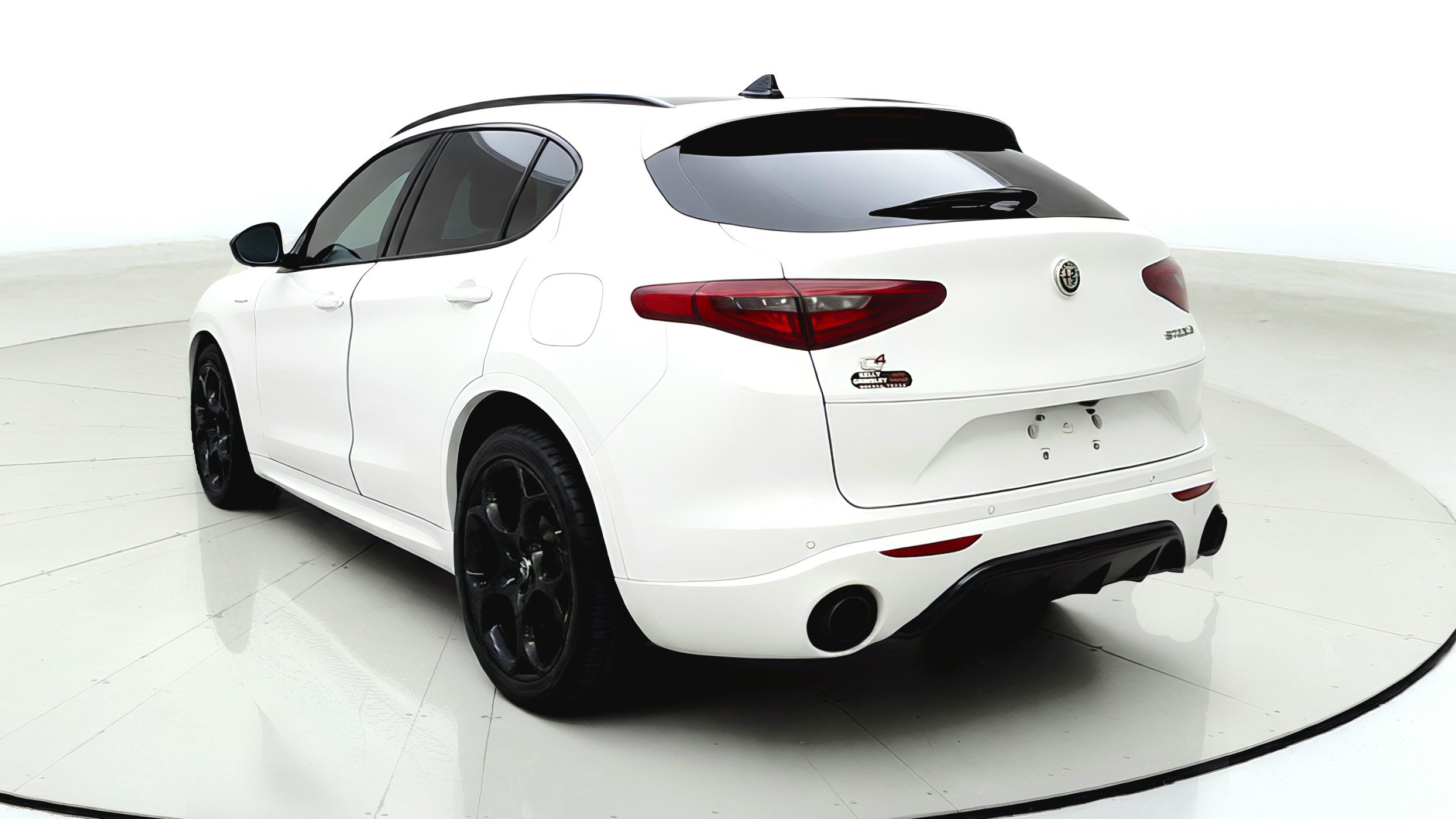 Used 2022 Alfa Romeo Stelvio Veloce AWD/4WD image 5