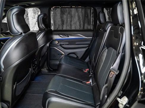 Used 2023 Jeep Grand Cherokee Overland w/ Luxury Tech Group IV image 10