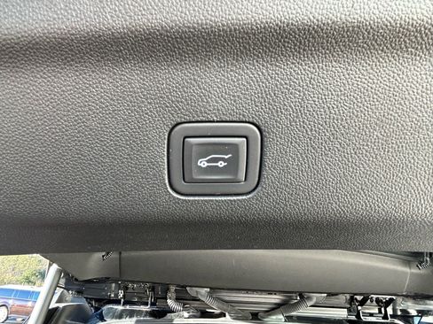 Used 2024 Chevrolet Suburban LT image 7