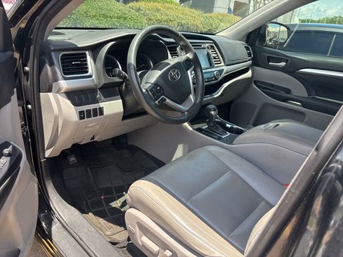 Used 2016 Toyota Highlander XLE FWD image 3