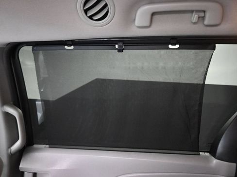 Used 2018 Toyota Sienna LE w/ Carpet Mat Package FWD image 34