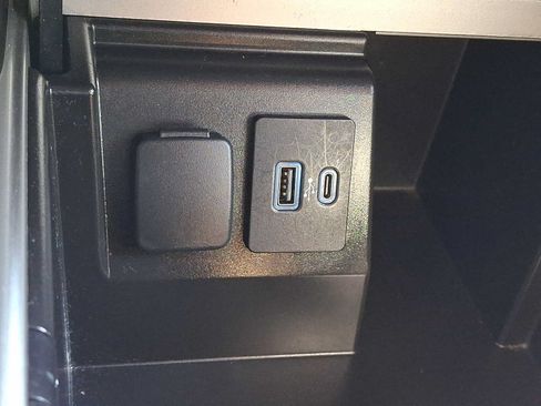 Used 2022 Ford Explorer XLT w/ Equipment Group 202A AWD/4WD image 25