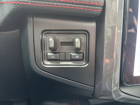 Used 2024 Ford Expedition Limited image 29