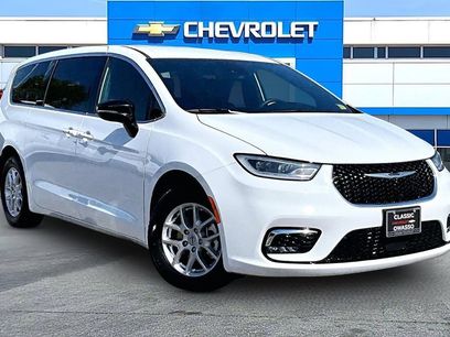 Used 2025 Chrysler Pacifica Select