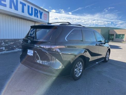 Used 2025 Toyota Sienna XLE w/ XLE Plus Package image 10