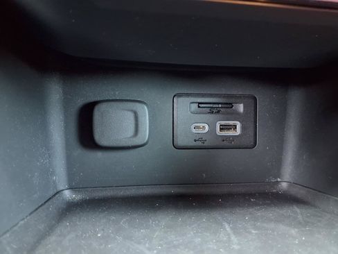 Used 2023 GMC Acadia SLT w/ LPO, Floor Liner Package FWD image 11