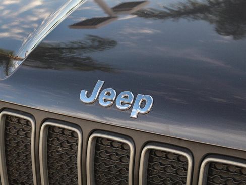 Used 2023 Jeep Renegade Latitude AWD/4WD image 23