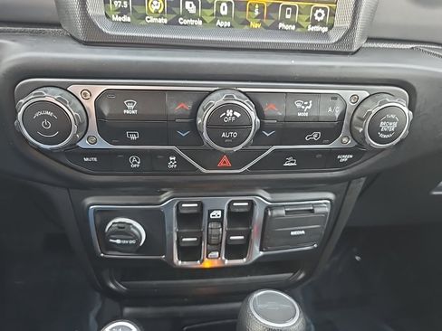 Certified 2023 Jeep Gladiator Willys image 30