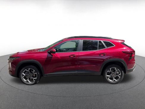 Used 2025 Chevrolet Trax LT FWD image 9