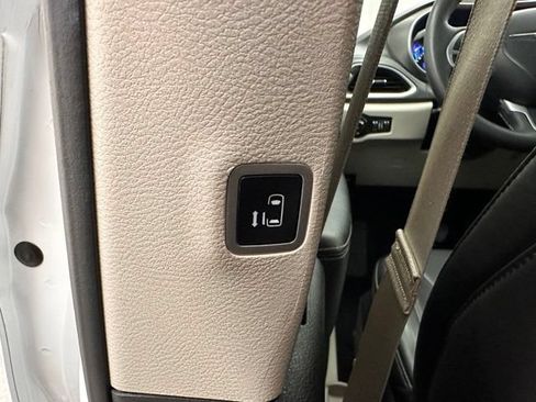 Used 2023 Chrysler Pacifica Touring-L FWD image 19