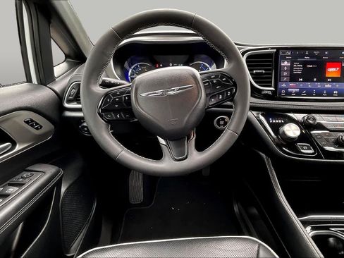 Used 2024 Chrysler Pacifica Premium FWD image 6