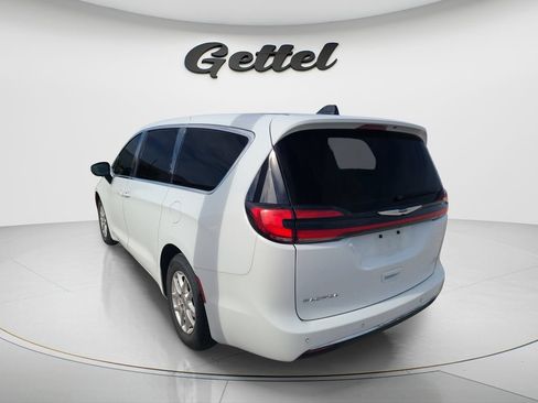 Used 2023 Chrysler Pacifica Touring-L FWD image 5