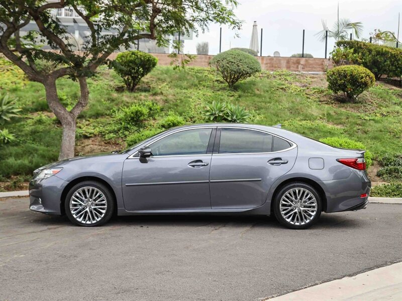 Used 2013 Lexus ES 350 w/ Luxury Pkg FWD image 2