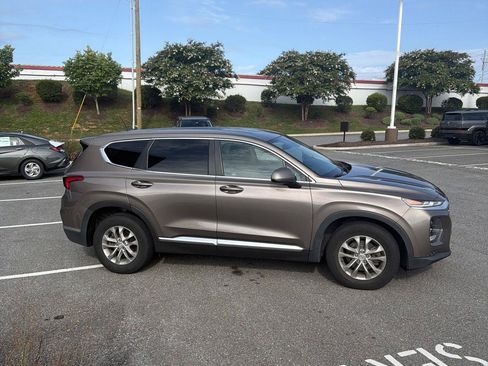 Used 2019 Hyundai Santa Fe SE AWD/4WD image 5