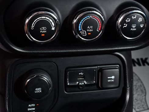 Used 2017 Jeep Renegade Latitude AWD/4WD image 30