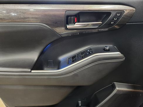 Used 2022 Toyota Highlander Platinum AWD/4WD image 43
