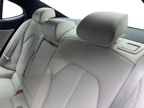 Used 2025 Genesis G70 2.5T image 34