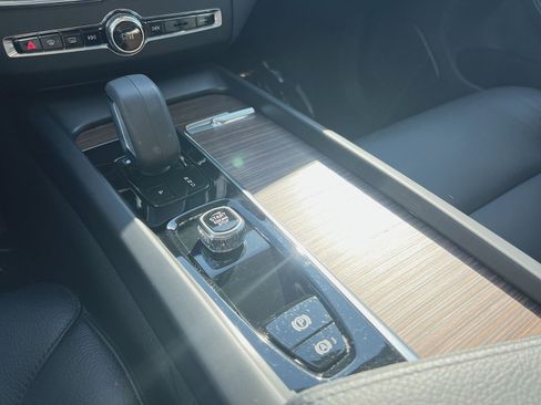 Certified 2022 Volvo XC60 B5 Momentum w/ Climate Package image 22