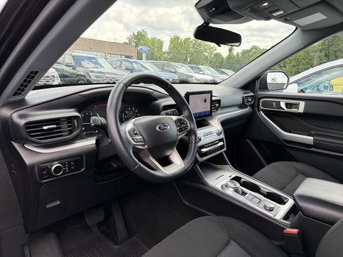 Used 2023 Ford Explorer XLT AWD/4WD image 8