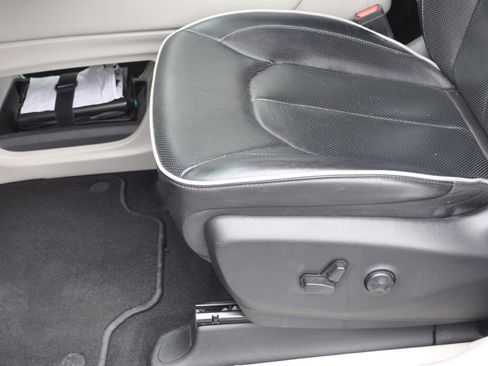 Used 2022 Chrysler Pacifica Limited image 7