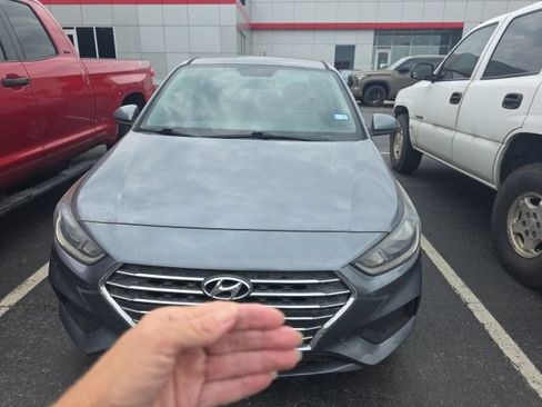 Used 2019 Hyundai Accent SE FWD image 2