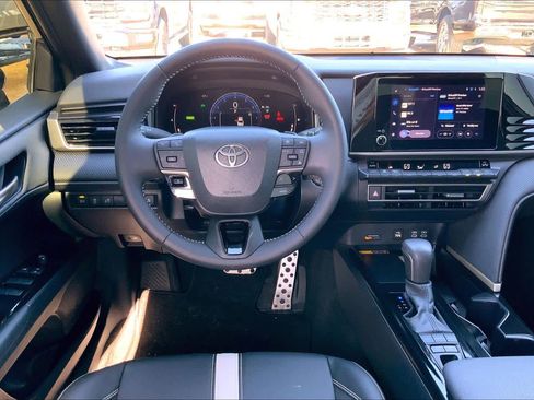 Used 2025 Toyota Camry SE w/ Convenience Package image 5